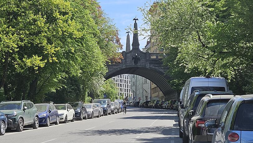 Der Gebsattelberg. F&uuml;r einen neuen Radweg w&uuml;rden die Parkpl&auml;tze auf der rechten Seite weichen m&uuml;ssen.