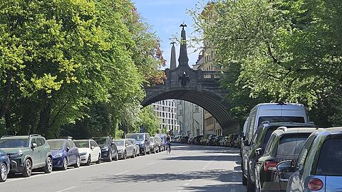 Der Gebsattelberg. Für einen neuen Radweg würden die Parkplätze auf der rechten Seite weichen müssen. Der Gebsattelberg. Für einen neuen Radweg würden die Parkplätze auf der rechten Seite weichen müssen.