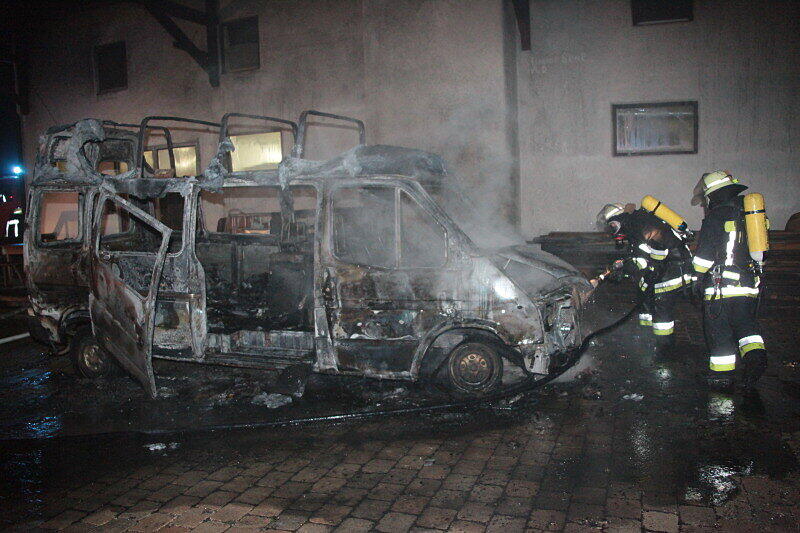 Völlig ausgebrannt: In Tötenberg bei Aschau stand ein Klein-Lkw in Flammen. Als die Feuerwehren beim Fahrzeug eintrafen, stand es bereits voll in Brand. Die Ursache des Feuers war zum Montagmorgen noch unbekannt.