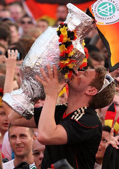 Partystimmung beim Public Viewing! Die deutschen Fans feiern auf den Fanmeilen mit ihren Stars aus Jogis Elf - hier gibts die besten Bilder vom Rekordsieg!