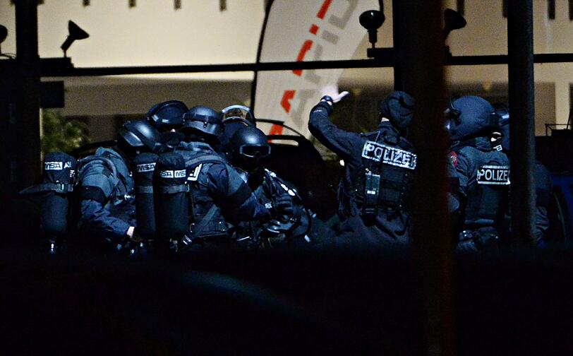Nervenkrieg in Freiburg! Ein bewaffneter Mann hatte sich in einem Schnellimbiß zusammen mit zwölf Menschen verschanzt.