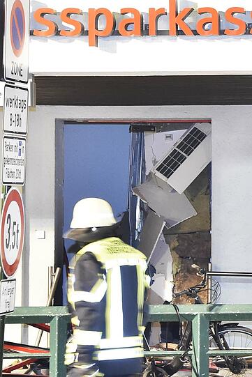 Die Täter sprengten den Geldautomat in die Luft. Schaden erlitt aber vor allem das Gebäude.