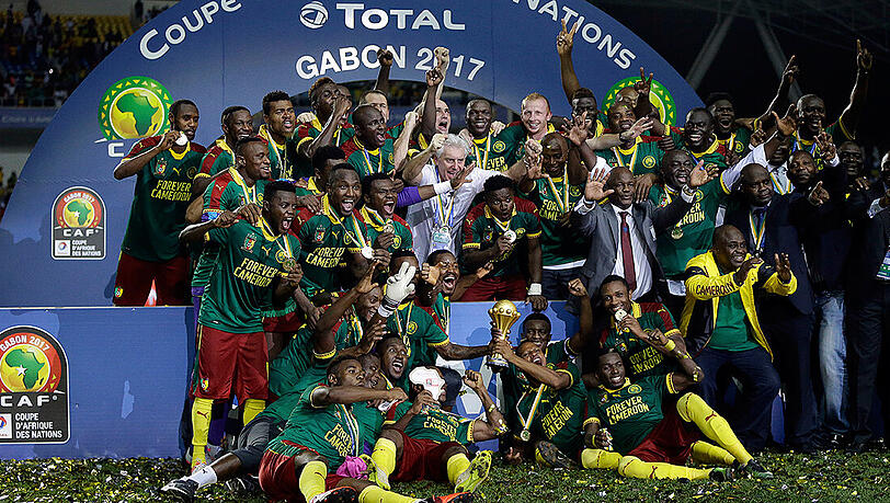 Verdienter Sieger: Kamerun feiert den fünften Afrika-Cup. Verdienter Sieger: Kamerun feiert den fünften Afrika-Cup.