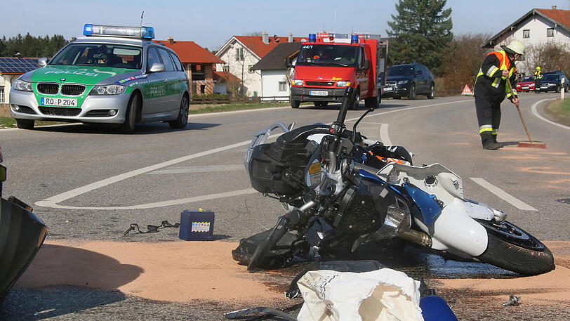 Der Motorradfahrer wurde verletzt und kam ins Krankenhaus. Die Bilder von der Unfallstelle.