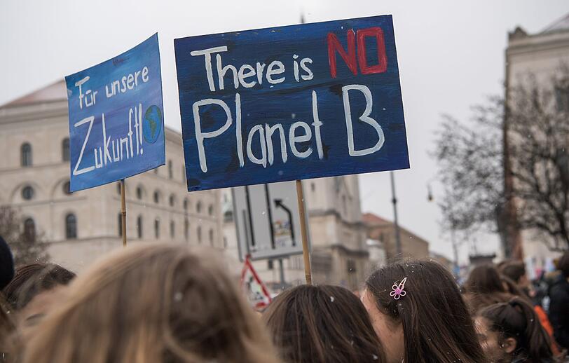 Teilnehmer der Schüler-Demo für Klimaschutz halten in München ein Schild hoch. (Archivbild)