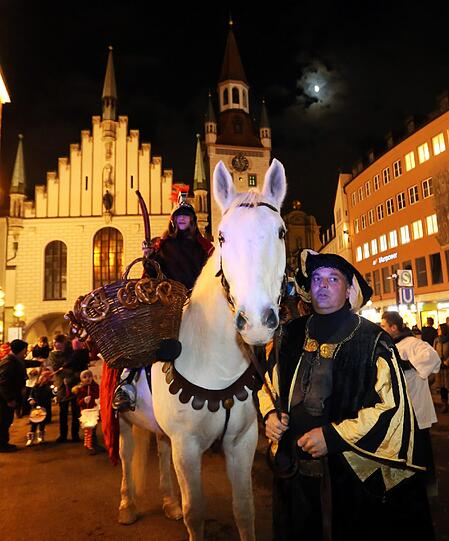 Leuchtende Augen und Lichterglanz: Beim Martinszug durch die Altstadt ging's vom Viktualienmarkt bis zum Dom. Der Breznreiter war auch dabei.
