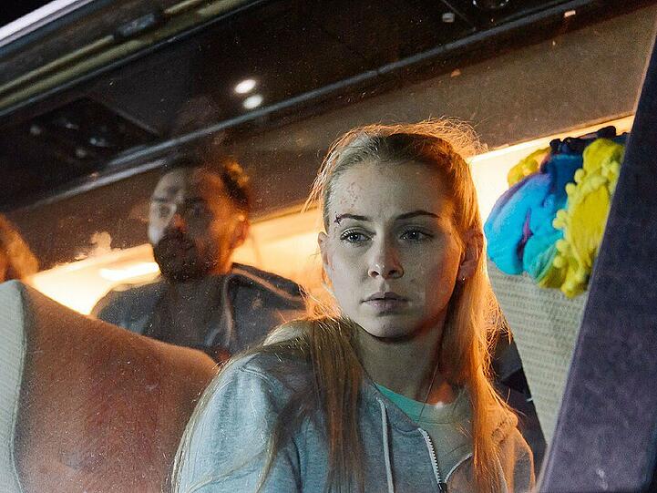 Hier hängt der verunglückte Bus noch gefährlich über einen Abhang und das Warten auf Hilfe zieht sich für Julia (Jenny Bach, r.) unerträglich hin...