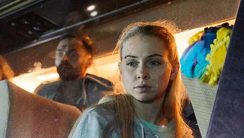 Hier hängt der verunglückte Bus noch gefährlich über einen Abhang und das Warten auf Hilfe zieht sich für Julia (Jenny Bach, r.) unerträglich hin... Hier hängt der verunglückte Bus noch gefährlich über einen Abhang und das Warten auf Hilfe zieht sich für Julia (Jenny Bach, r.) unerträglich hin...
