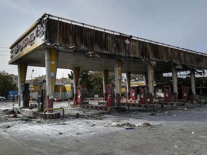Bei den Protesten abgebrannte Tankstelle in Teheran.