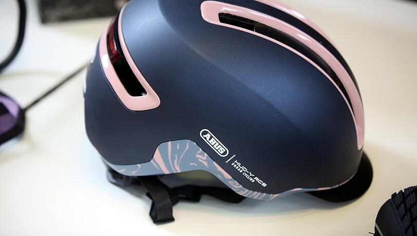 Dieser Helm blinkt und sorgt für mehr Sicherheit. Dieser Helm blinkt und sorgt für mehr Sicherheit.