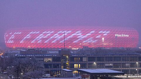 Die Allianz Arena ist mit dem Schriftzug "Danke Franz", beleuchtet.
