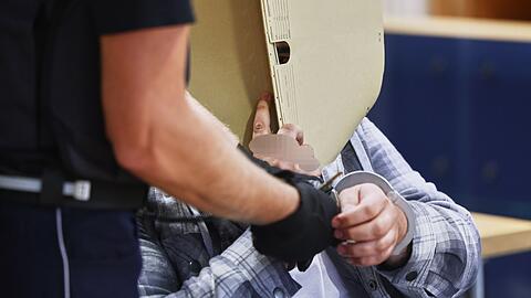 Die zwei angeklagten M&auml;nner kamen in Handschellen.