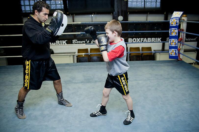 Boxen hält Groß und Klein fit: Ali Doman (35) ist in der &bdquo;Boxfabrik&ldquo; Jugendtrainer von Karl Suttner (9).