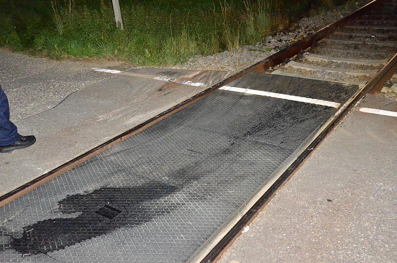 Eine Regionalbahn hat in Massing (Landkreis Rottal-Inn) ein Auto erfasst und in eine Wiese geschleudert. Bei dem Unfall am Montagabend wurden die 55-jährige Autofahrerin und ihre 72-jährige Beifahrerin schwer verletzt, wie die Polizei in Eggenfelden mitteilte. Sehen Sie hier die Bilder von der Unfallstelle.