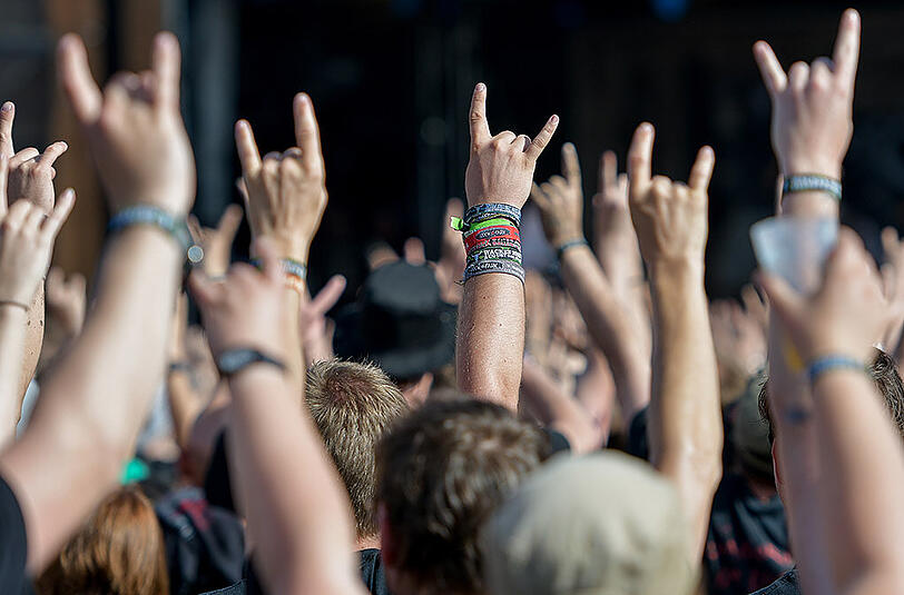 Der Metal-Gruß, die so genannte Pommesgabel.