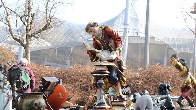 Über 35.000 Quadratmetern können Flohmarktfans in der Parkharfe im OLYMPIAPARK trödeln. Ganzjährig bieten die Aussteller jeden Freitag und Samstag ihre Ware an. Um sieben in der Früh beginnt das große Feilschen.