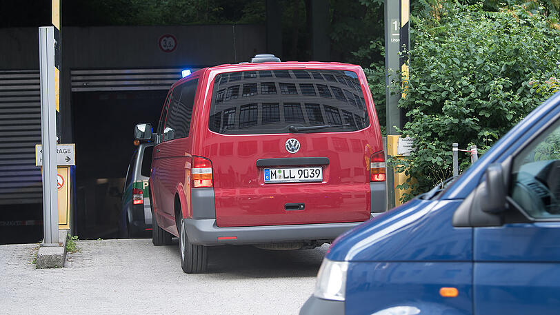 Ein Fahrzeugkonvoi mit Angeklagten kommt zum Gebäude des Oberlandesgerichts.