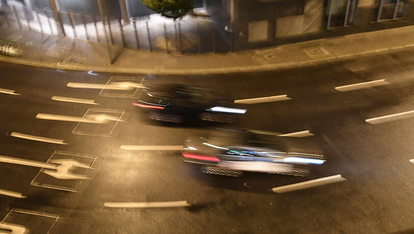 Kräftemessen auf der Straße - illegale Autorennen sind gefährlich, unverantwortlich und verboten. (Symbolbild)