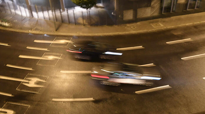 Kräftemessen auf der Straße - illegale Autorennen sind gefährlich, unverantwortlich und verboten. (Symbolbild)