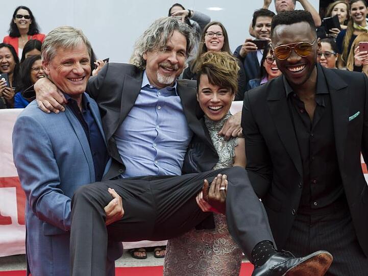 Regisseur Peter Farrelly wird von den Schauspielern Viggo Mortensen (l), Linda Cardellini und Mahershala Ali zur Vorführung von "Green Book" beim Toronto Filmfestival getragen.