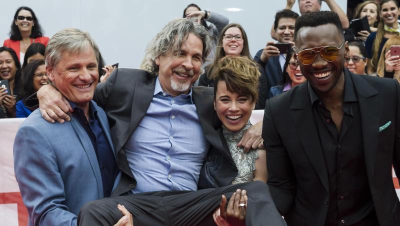 Regisseur Peter Farrelly wird von den Schauspielern Viggo Mortensen (l), Linda Cardellini und Mahershala Ali zur Vorführung von "Green Book" beim Toronto Filmfestival getragen. Regisseur Peter Farrelly wird von den Schauspielern Viggo Mortensen (l), Linda Cardellini und Mahershala Ali zur Vorführung von "Green Book" beim Toronto Filmfestival getragen.