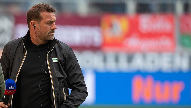 Trainer Markus Weinzierl (Augsburg) blickt auf das Spielfeld. Trainer Markus Weinzierl (Augsburg) blickt auf das Spielfeld.