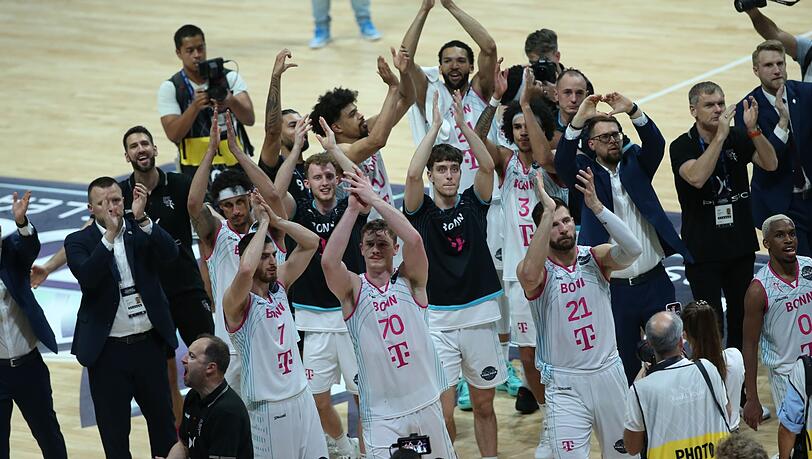 Die Spieler der Telekom Baskets Bonn feiern den Einzug ins Finale der Champions League.