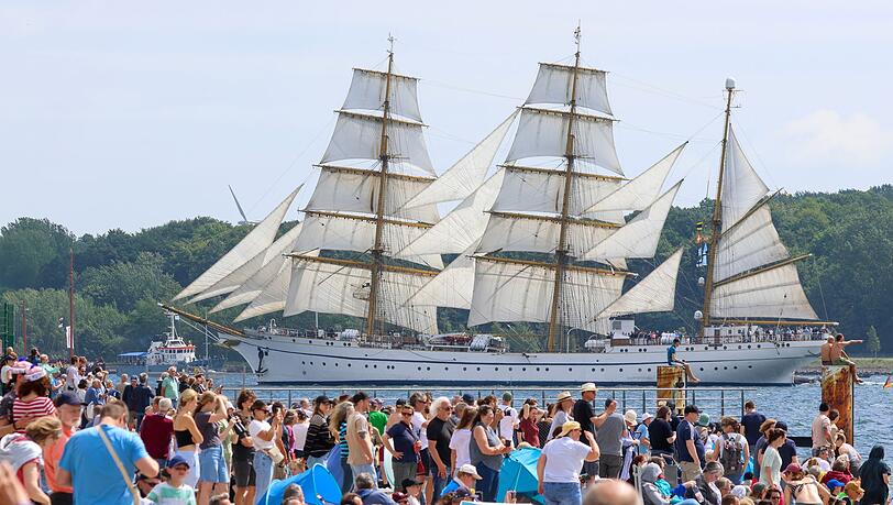 Rund 170.000 Menschen haben die Windjammerparade der Kieler Woche verfolgt.