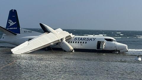 Ein Crash in Somalia endete glimpflich: Das Flugzeug ist stark besch&auml;digt, doch alle Menschen an Bord &uuml;berlebten.