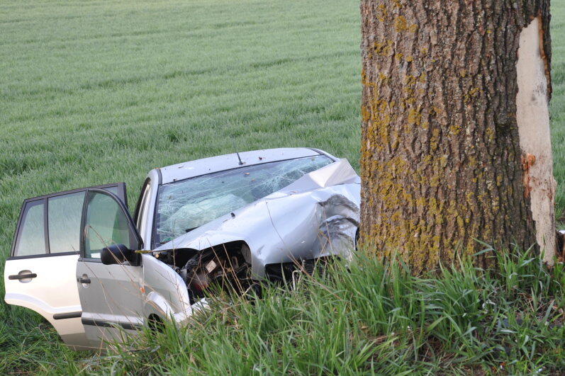Bei Altötting ist ein Pkw-Fahrer von der Fahrbahn abgekommen und gegen einen Baum geprallt. Der Mann starb noch an der Unfallstelle. Die Bilder vom Horror-Unfall