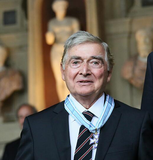 Orhan Tinengin Am Mittwoch wurde in München der Bayerischen Verdienstorden vom bayerischen Ministerpräsidenten, Horst Seehofer, an 20 Bürgerinnen und 30 Bürger verliehen.