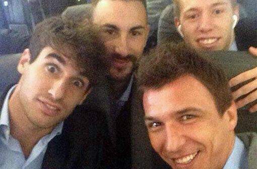 Wer grinst denn da? Javi Martínez, Diego Contento, Mario Mandzukic und Mitchell Weiser (v.l.) vom FC Bayern München auf dem Weg nach Prag.