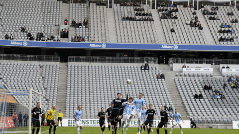 Ja, hier findet gerade ein Spiel in der zweiten Fußball-Bundesliga statt. Hält man nicht unbedingt für möglich, wenn man auf die leeren Ränge schaut &ndash; ist aber so. 1860 und der SC Paderborn trennten sich am Samstag 2:2.