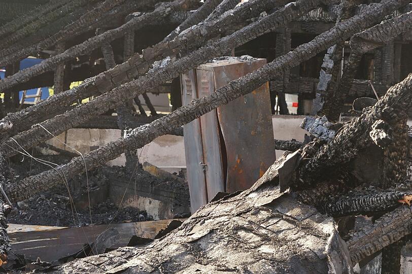 Ein Metallspind hat das Inferno überlebt.
