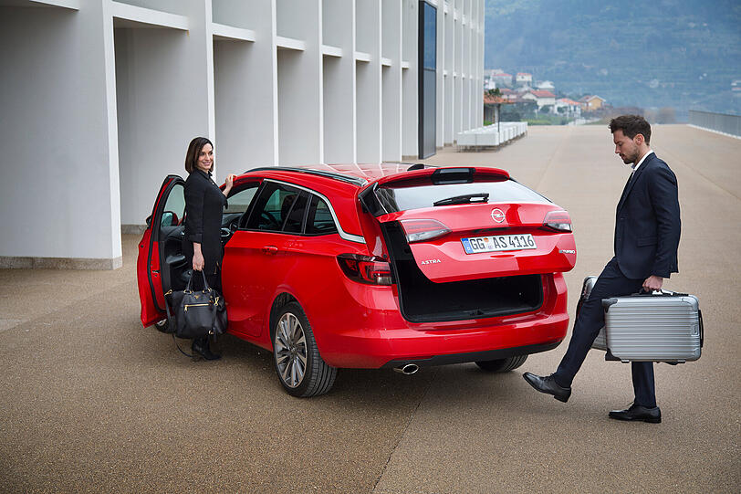 Gegen 750 Euro Aufpreis wird der Astra Sports Tourer mit per Fußtritt unters Auto öffnender und schließender Heckklappe geliefert.