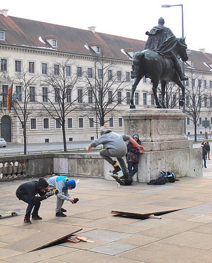 Lehel: Auf die Rampe, fertig, los! Hier haben sich Skater eine "wilde" Anlage gebaut.