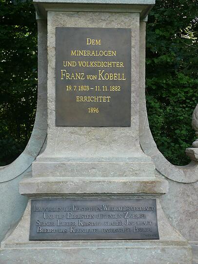 Das Denkmal erinnert an den Münchner Autor Franz von Kobell. Jetzt wurde es vom Freistaat saniert.
