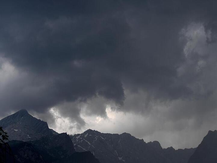 Ein Gewitter zieht über einem Gebirge herauf. Foto: Angelika Warmuth/Archivbild
