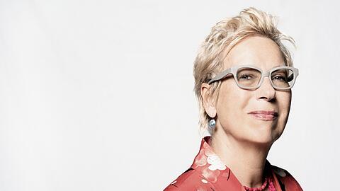 Doris Dörrie ist Absolventin der HFF München und hat Filme wie "Männer", "Bin ich schön?" oder "Kirschblüten - Hanami" gedreht.