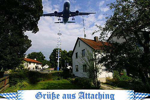 Zerstörte Idylle: Mit dieser Postkarte, in die ein Passagierflugzeug montiert wurde, kämpfen die Attachinger gegen die Startbahn. In 80 Metern Höhe würden die Flugzeuge über das Dorf fliegen.