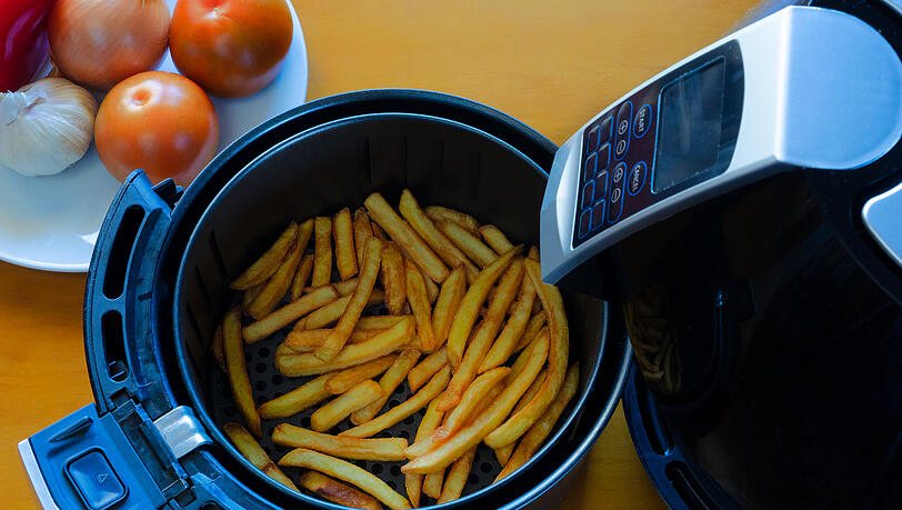 In der Heißluftfritteuse werden kalte Pommes schnell wieder heiß und knusprig. In der Heißluftfritteuse werden kalte Pommes schnell wieder heiß und knusprig.
