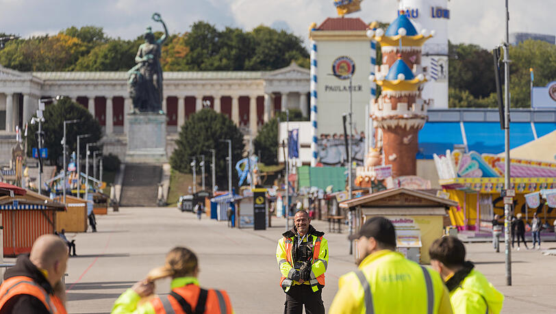 Security auf dem Oktoberfest – ein Knochenjob, den eine Reporterin jetzt für einen Tag selbst getestet hat. Security auf dem Oktoberfest – ein Knochenjob, den eine Reporterin jetzt für einen Tag selbst getestet hat.