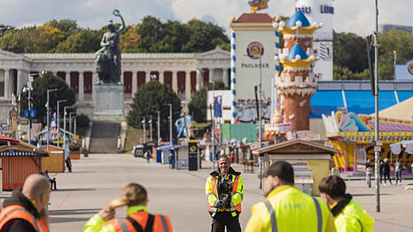 Security auf dem Oktoberfest &ndash; ein Knochenjob, den eine Reporterin jetzt f&uuml;r einen Tag selbst getestet hat.