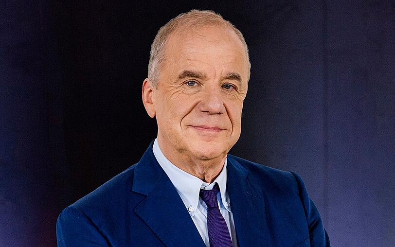 Hubertus Meyer-Burckhardt ist vor allem als schlagfertiger Moderator der "NDR Talk Show" bekannt. Die Sendung moderiert er meist zusammen mit Barbara Schöneberger. Hubertus Meyer-Burckhardt ist vor allem als schlagfertiger Moderator der "NDR Talk Show" bekannt. Die Sendung moderiert er meist zusammen mit Barbara Schöneberger.