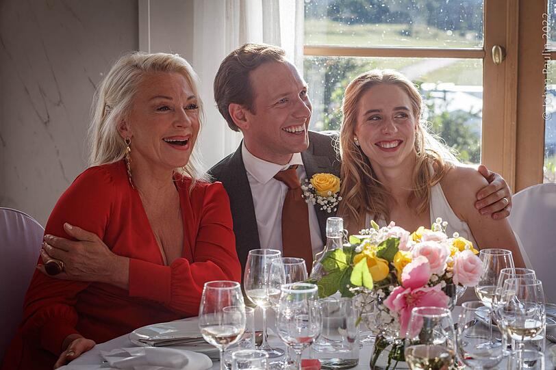 Mathilda (Carla Sehn, rechts) und Johannes (Simon Reithner) feiern mit Mathildas Mutter Nora (Katarina Ewerlöf) und anderen. Aber ist Mathilda wirklich klar, wohin sie mit ihrem Leben will? Mathilda (Carla Sehn, rechts) und Johannes (Simon Reithner) feiern mit Mathildas Mutter Nora (Katarina Ewerlöf) und anderen. Aber ist Mathilda wirklich klar, wohin sie mit ihrem Leben will?