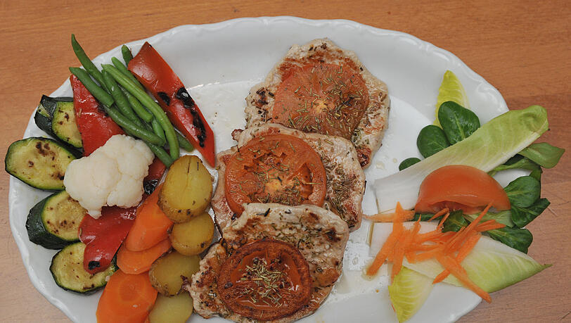 Einmal ganz bunt, bitte: Scaloppine vom Grill mit italienischen Kräutern und Tomate gebraten, dazu Rosmarinkartoffeln (11,60 Euro). Einmal ganz bunt, bitte: Scaloppine vom Grill mit italienischen Kräutern und Tomate gebraten, dazu Rosmarinkartoffeln (11,60 Euro).