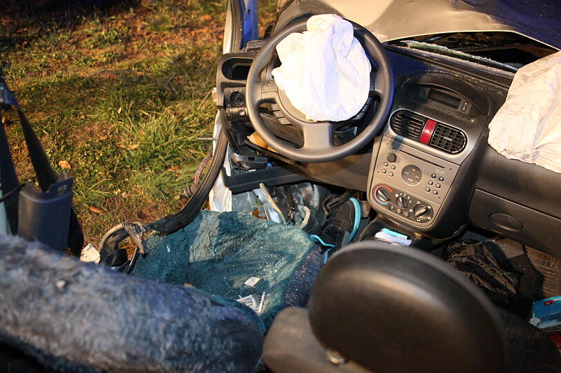 Bilder des Verkehrunfalls auf der B388, Höhe Trauperting im LKR Rottal.