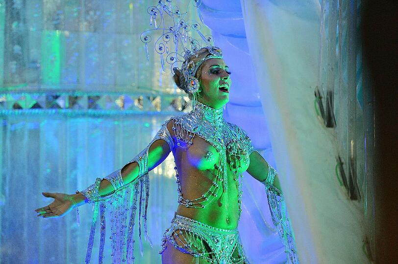 In Rio ging es in der Nacht zum Montag auf dem Straßenkarneval heiß her. Die brasilianischen Schönheiten zeigten zum Karneval-Höhepunkt viel nackte Haut und sexy Kurven.