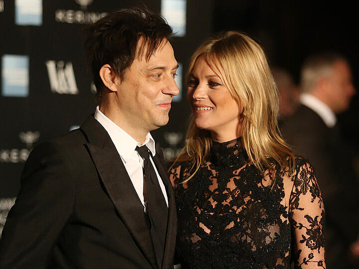 Bei der Alexander McQueen-Ausstellungseröffnung im März waren Kate Moss und Jamie Hince noch ein glückliches Paar. Seither scheint sich jedoch einiges verändert zu haben