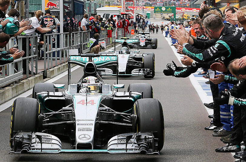 Lewis Hamilton erreicht nach seinem sechsten Saisonsieg unter dem Jubel seines Teams das Parc fermé.